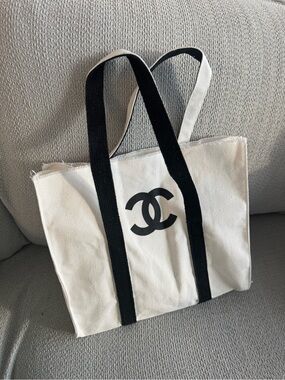Canvas tote with CC logo